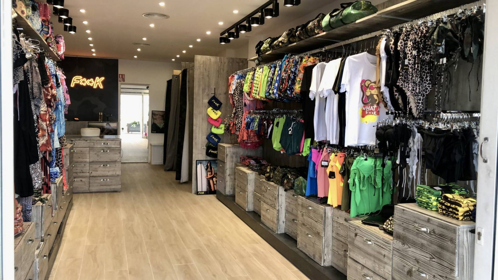 Intérieur de la boutique F**K Juan les Pins